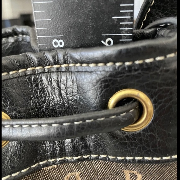 B Brentano bag. Color:brown. Adjustable shoulder strap.